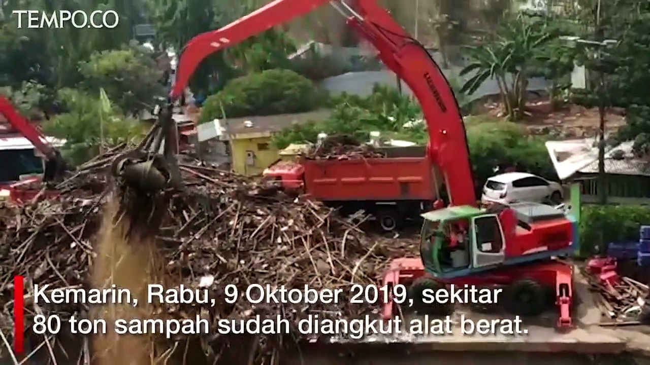 Sampah Rumah Tangga dan Ranting Tutup Pintu Air Manggarai