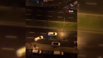 Şüpheli şahısların polis otolarına çarparak kaçtığı anlar kamerada