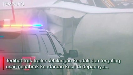 下载视频: Detik-detik Truk Terguling Nyaris Tabrak Petugas Akibat Kabut