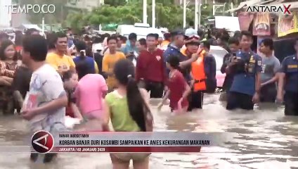 Berjalan Kaki, Anies Baswedan Nyemplung di Genangan Banjir