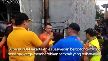 Anies Baswedan Ikut Kerja Bakti Angkut Sampah Usai Banjir