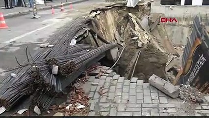 Avcılar'da bina duvarı yıkıldı! Yol trafiğe kapandı