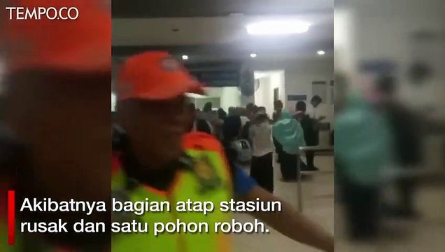Hujan Disertai Angin, Atap dan Pohon Stasiun Serpong Roboh