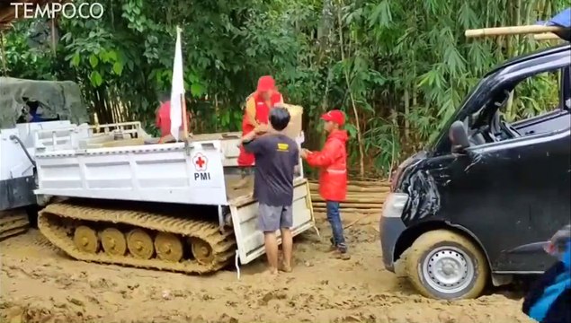 Kendaraan Amfibi Ini Menembus Daerah Terisolasi Longsor di Lebak