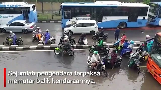 Arus Lalu Lintas di Cawang Lumpuh Akibat Banjir