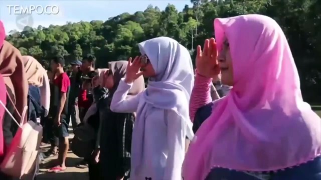 Para Pemuda Aceh Peringati Hari Pahlawan Bersama Gajah