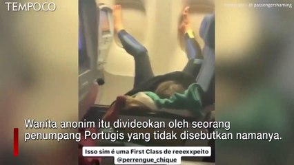 Viral, Penumpang Pesawat Tidur dengan Angkat Kaki di Jendela