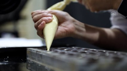 Rus şef Andrey Dubovik çikolata yapımının püf noktalarını Türk öğrencilerle paylaştı