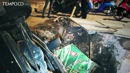 Mobil Terperosok Lubang Galian Proyek, Supir Selamat