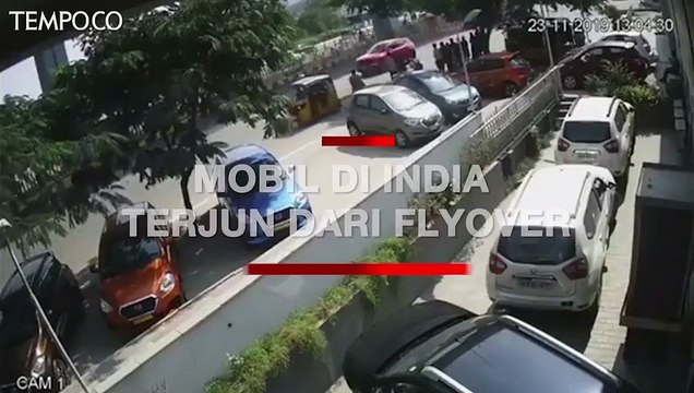 Detik-detik Mobil di India Terjun Bebas dari Flyover