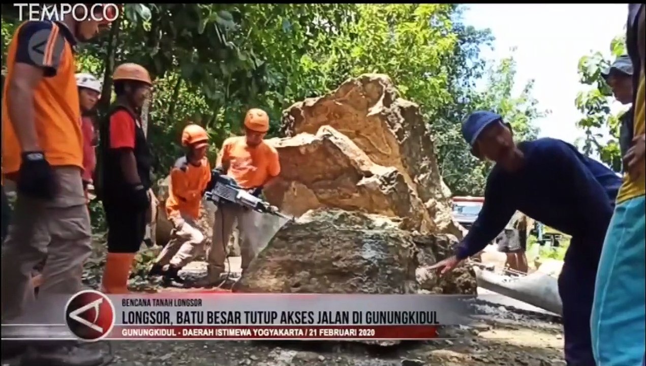 Bongkahan Batu Besar Menutup Akses Jalan Gunungkidul
