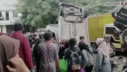 Tak Disangka, Banjir Hanya Sehari, Puluhan Mobil Bisa Bertumpuk-tumpuk