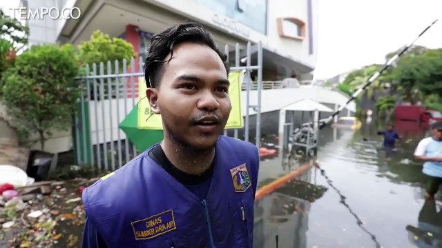 Petugas Dinas SDA dan Pegiat Arung Jeram Terus Patroli Membantu Warga Terdampak Banjir