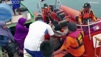 Basarnas Evakuasi 23 Penumpang KM Wiawia di Perairan Konawe