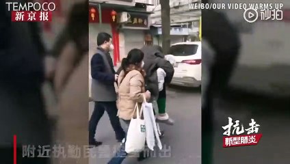 Polisi Gendong Kakek Terinfeksi Corona Susuri Jalan ke Rumah Sakit