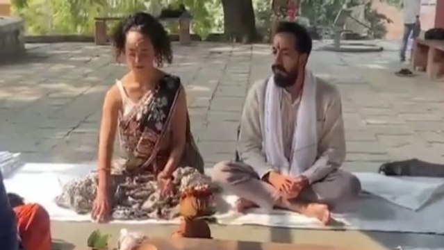 वाराणसी में की विदेशी जोड़े ने हिन्दू विधि विधान से शादी