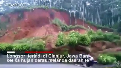 Detik-detik Pemotor Hampir Tertimbun Tanah Longsor