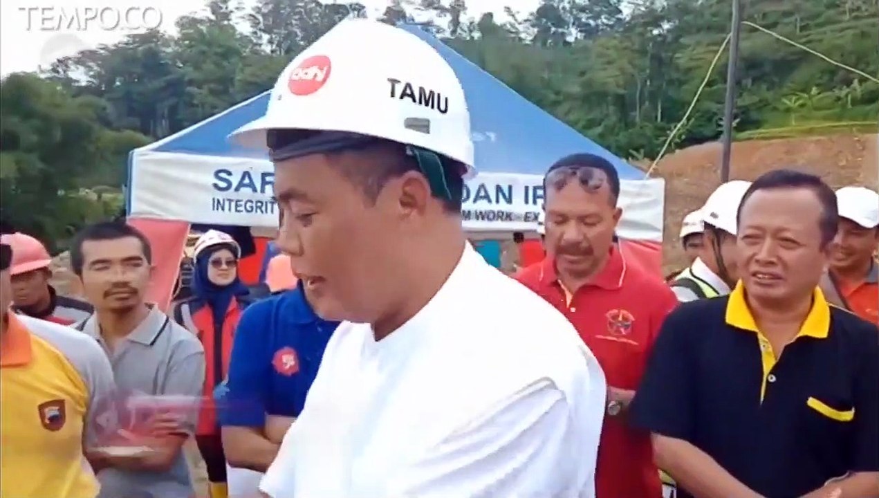 Tinjau Proyek Waduk, Mobil Mewah Bupati Karanganyar Ditarik Alat Berat