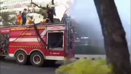 Cegah COVID-19, Kisah Polisi Menyemprotkan Disinfektan di Jalur Perbatasan