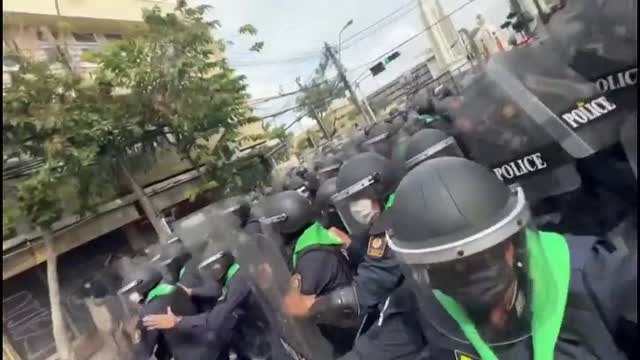 Cientos de personas protestan contra el gobierno y el primer ministro en Tailandia