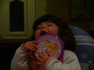 enza s'endort en mangeant