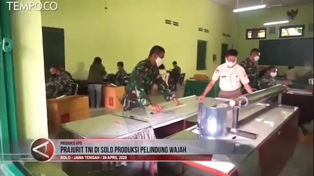 Prajurit TNI Produksi Pelindung Wajah Petugas Medis