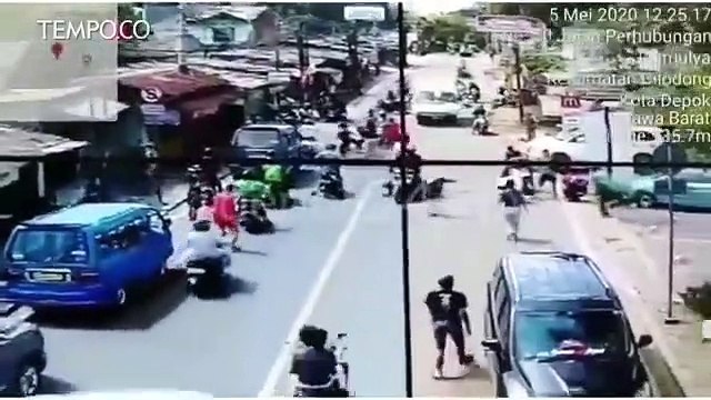 Detik-detik Pencuri Tas di Dalam Mobil Terekam CCTV