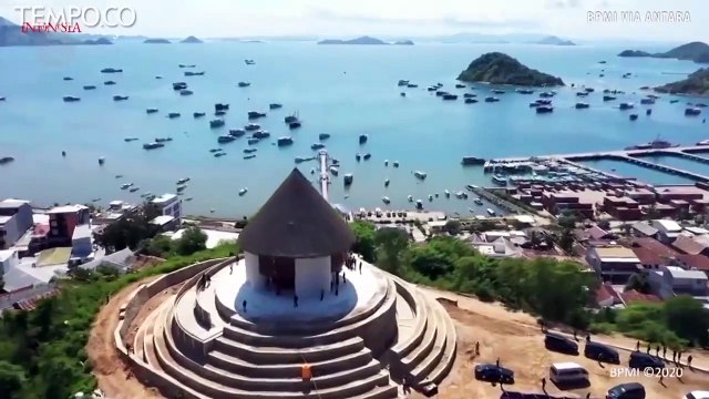 Kapal Wartawan Terbalik Dihantam Ombak di Labuan Bajo