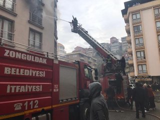ZONGULDAK'TA EV YANGINI; 15 ÖĞRENCİ DUMANDAN ETKİLENDİ