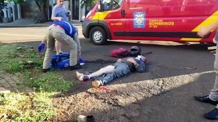 Moto fica destruída e piloto tem grave lesão na perna