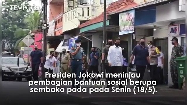 Jokowi Tinjau Distribusi Bansos di Johar Baru Jakarta Pusat