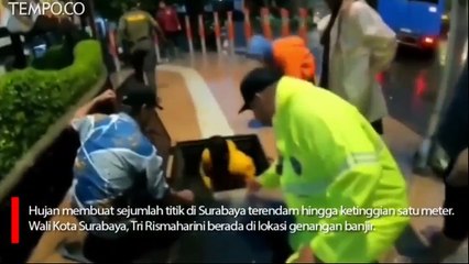 Tri Rismaharini Ikut Surutkan Genangan Banjir