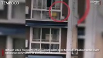 Detik-detik Pria Selamatkan Gadis yang Terjebak di Balkon Lantai 6