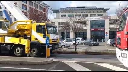 Pisa, camion fuori controllo finisce nel parcheggio del supermercato: paura e caos traffico