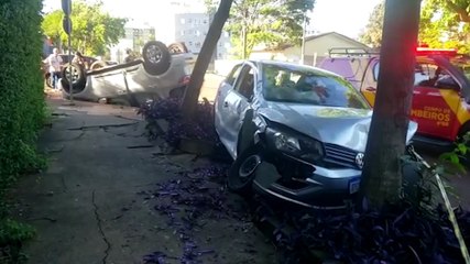 Forte colisão seguida de capotamento é registrada na Neva
