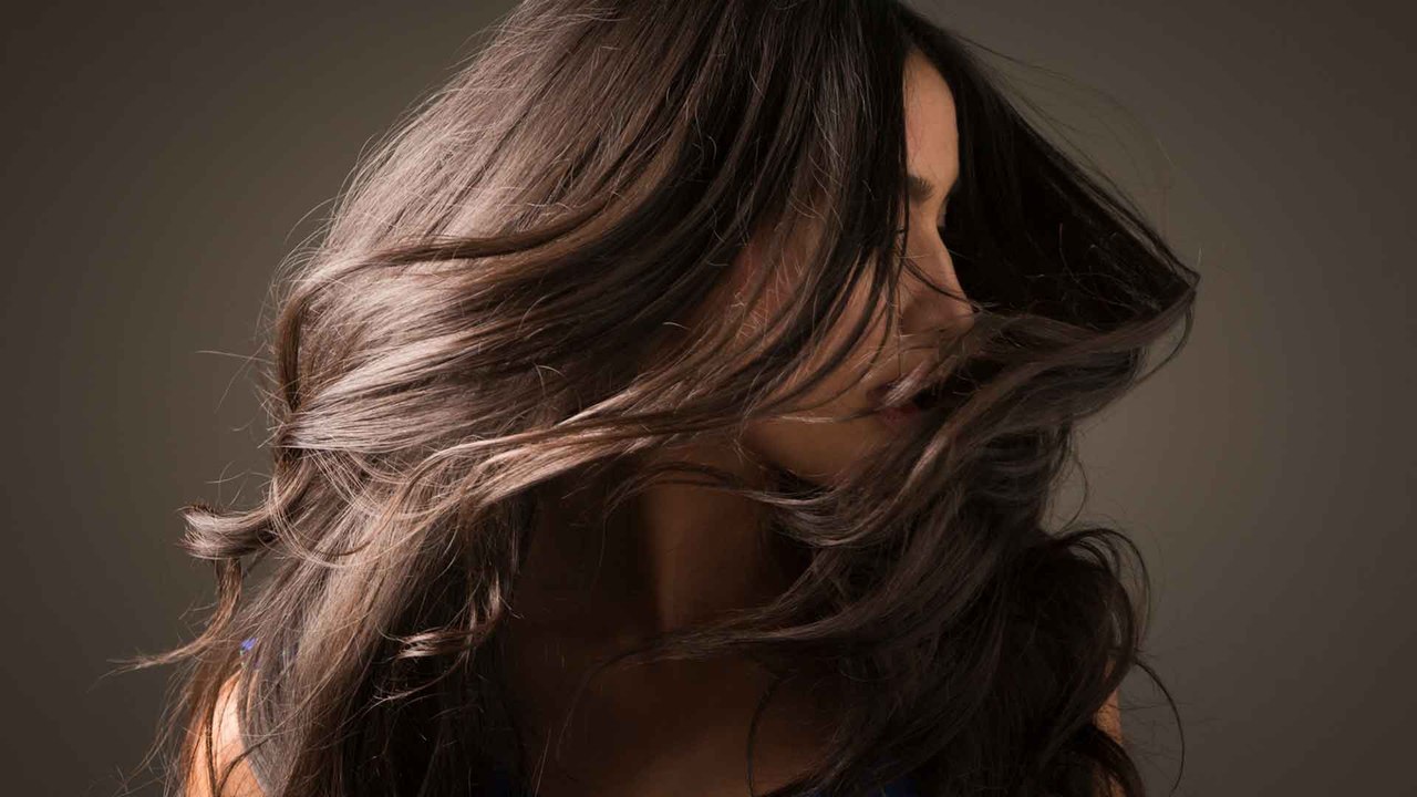 Haar-Trend: Das brauchst du, um Hot Girl Hair zu bekommen