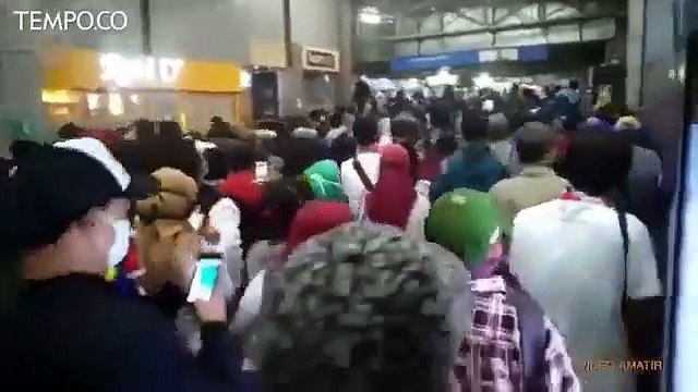 Antrean Penumpang KRL Commuterline Menumpuk di Bogor