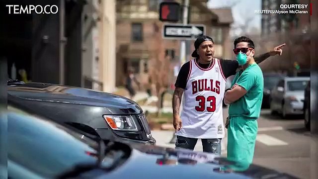 Sejumlah Tenaga Medis di AS Hadang Pendemo Anti-Lockdown