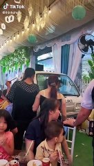 Tranh cãi đám cưới dựng rạp chắn hết đường, tài xế xe tải đi thẳng luôn vào hội trường