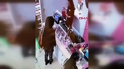 Taksim bombacısı mağazaya girip makyaj malzemesi bakmış