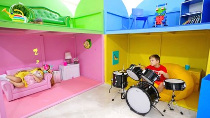 Diana and Roma play in the four colors of the playhouse