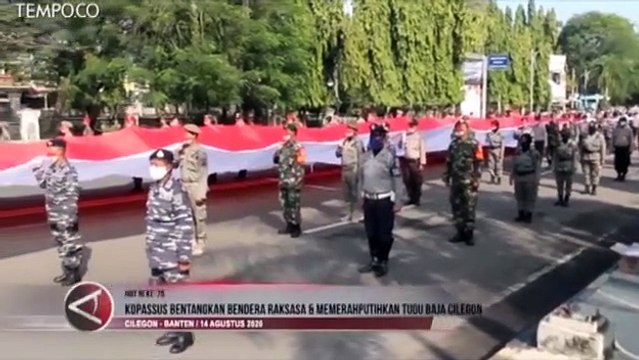 Kopassus Serang Membentangkan Bendera Merah Putih Raksasa