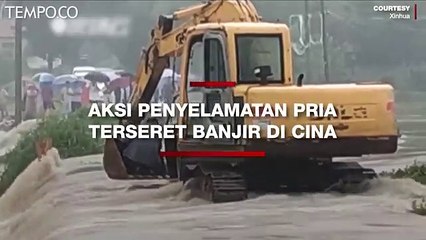 Menegangkan, Seorang Pria Terseret Banjir Diselamatkan dengan Eskavator
