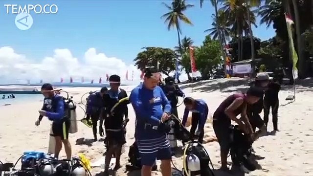 Komunitas Penyelam Upacara Bendera di Bawah Laut Raja Ampat
