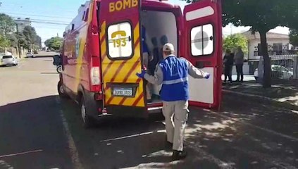 Com lesão na cabeça, ciclista é socorrido após colisão com carro