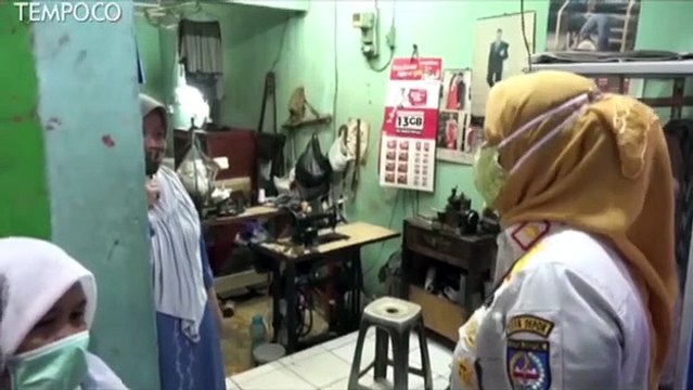 Petugas Berikan Sanksi Teguran Bagi Pelanggar Jam Malam di Depok