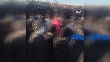 İran'daki gösterilerde ölen genç kadının cenazesinde protesto