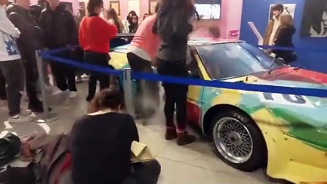Ativistas ambientais 'pintam' carro personalizado por Warhol com farinha