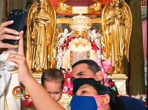 Feligreses celebran el Día de la Virgen de Chiquinquirá y agradecen los favores recibidos