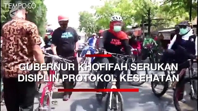 Sambil Bersepeda, Gubernur Khofifah Ingatkan Disiplin Protokol Kesehatan